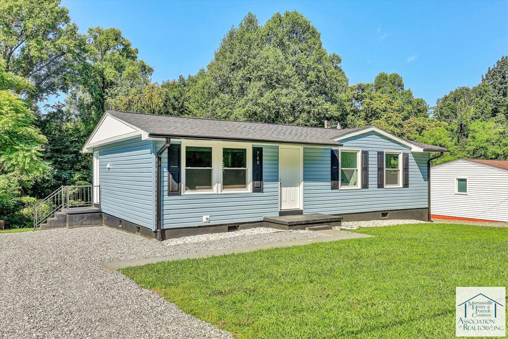 740 Chestnut Knob Rd
