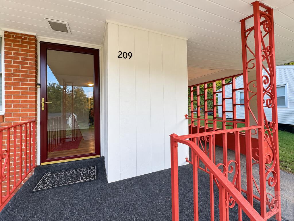 209 Grey Leaf Circle