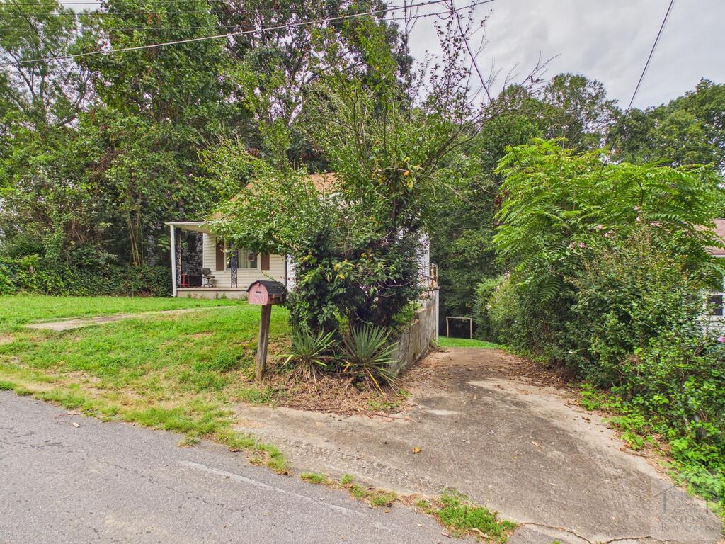 11 Circle Dr