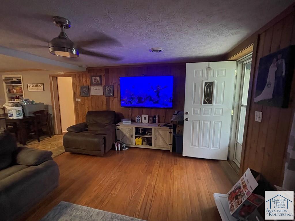 3275 Golf Course Rd