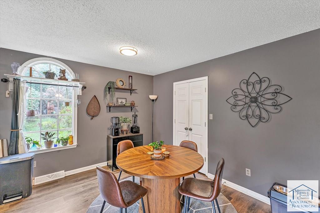 123 Pebble Rd