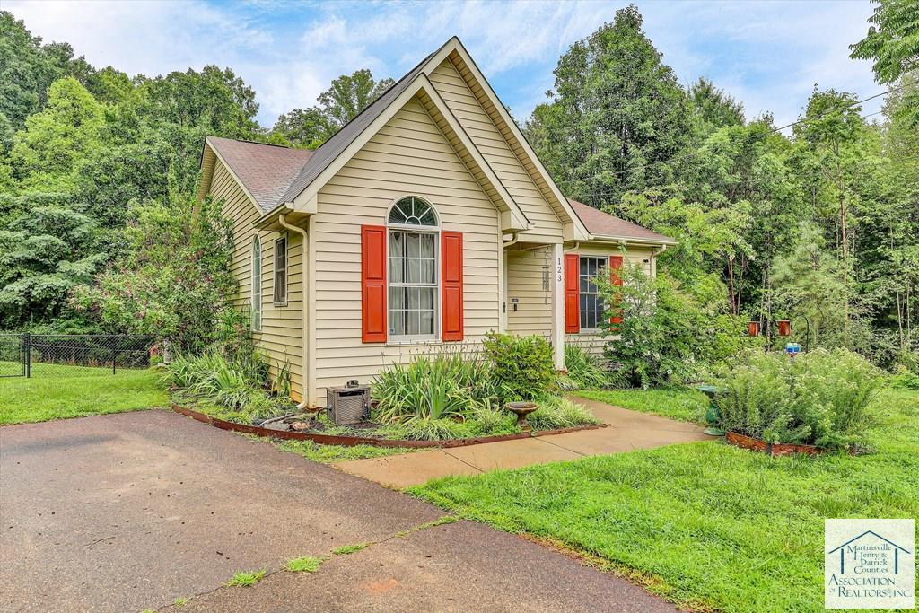 123 Pebble Rd