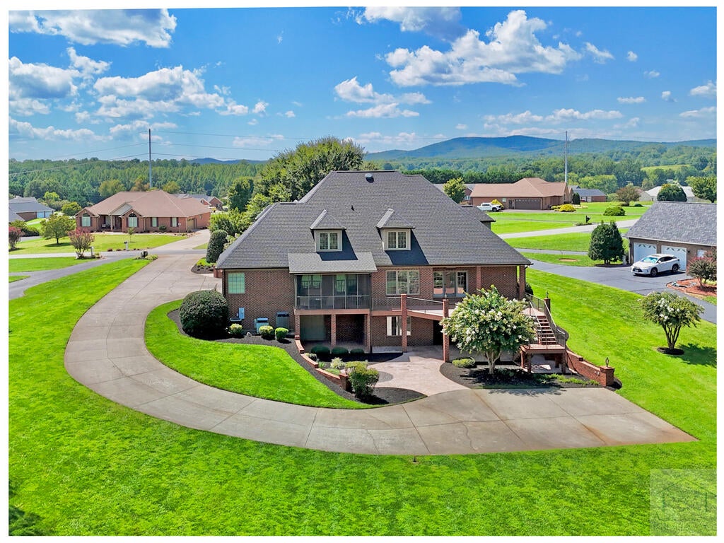 75 Derbyshire Ln