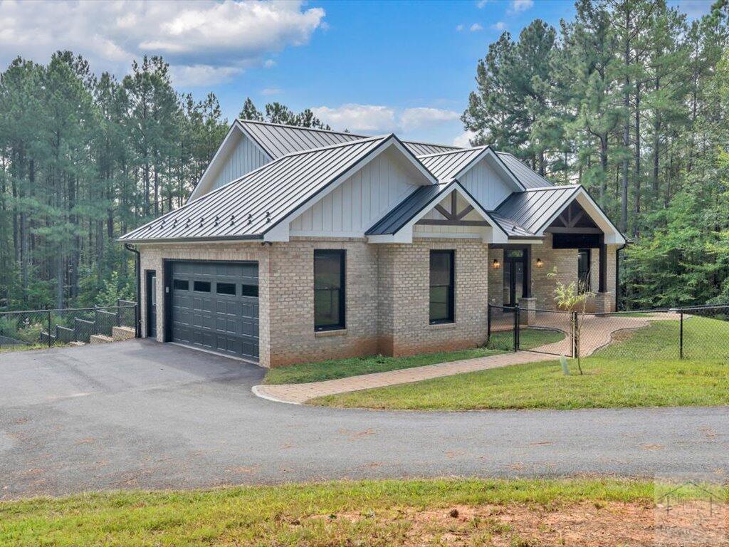 700 Pioneer Trail