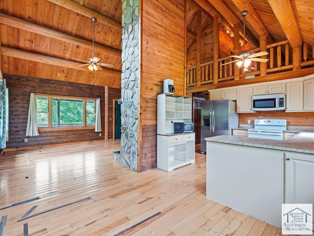 633 Crestview Dr