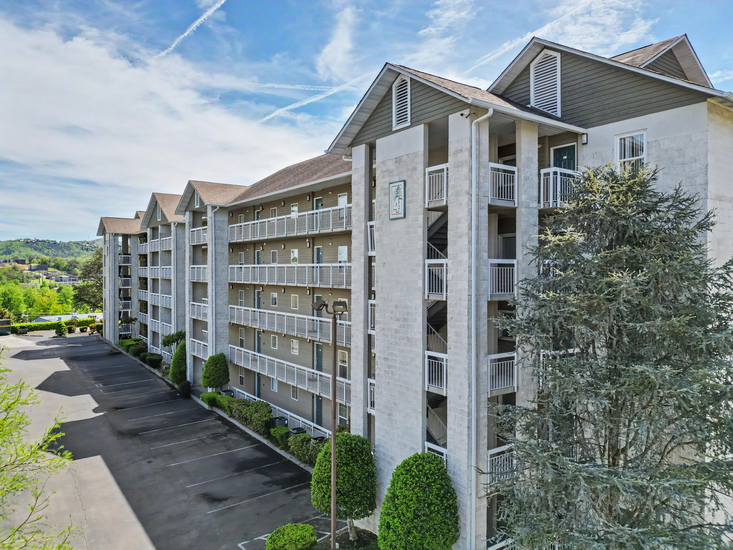 Photo 1 of 29 — 205 Ogle Drive UNIT 424, Pigeon Forge, TN 37863
