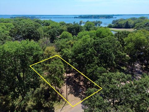 Photo of 185 Natchez Trl, Mabank, TX 75156 (MLS # 109624)