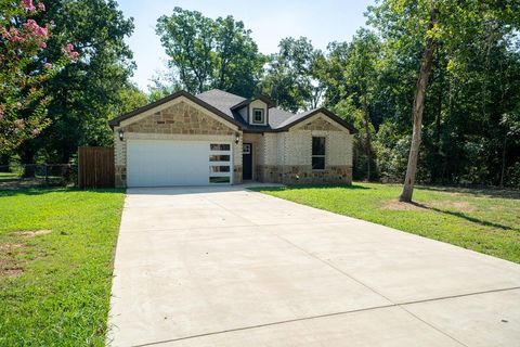 Photo of 202 Morning Dove Dr, Trinidad, TX 75163 (MLS # 109496)