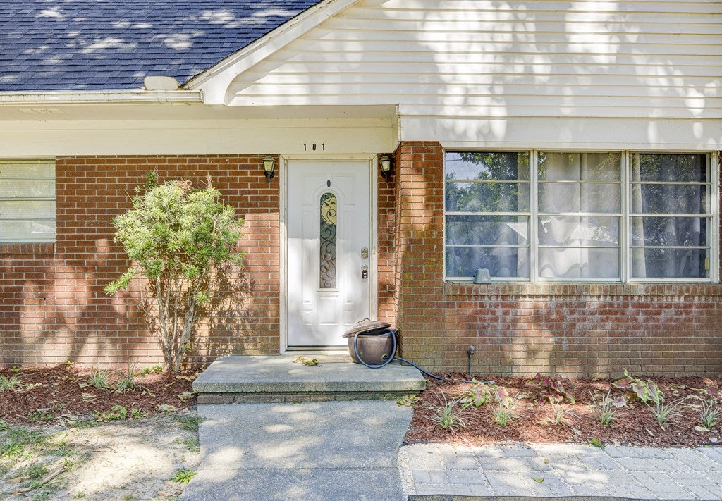 101 Colonial - Photo 3