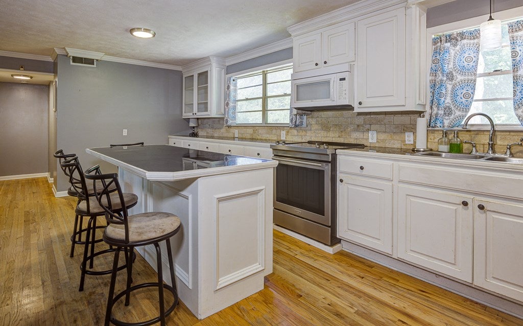 101 Colonial - Photo 4