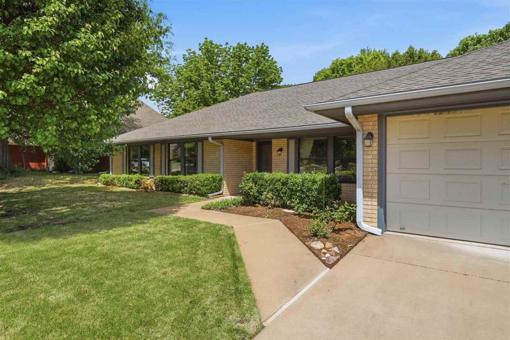 Photo of 1006 W Moore Avenue, Stillwater, OK 74075 (MLS # 133825)