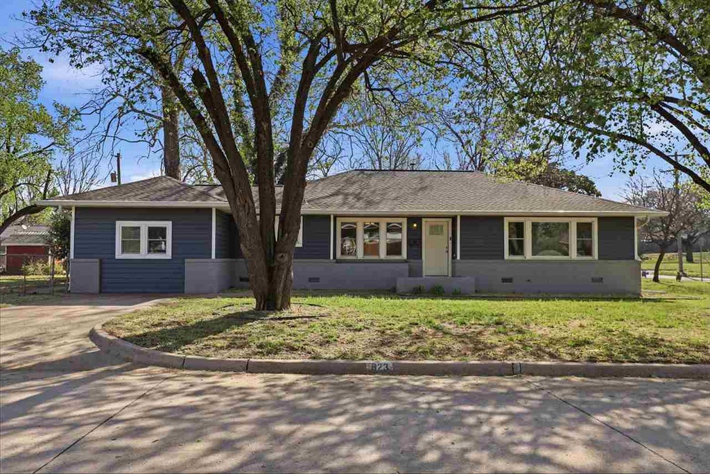 Photo of 823 S Ridge Drive, Stillwater, OK 74074 (MLS # 134167)