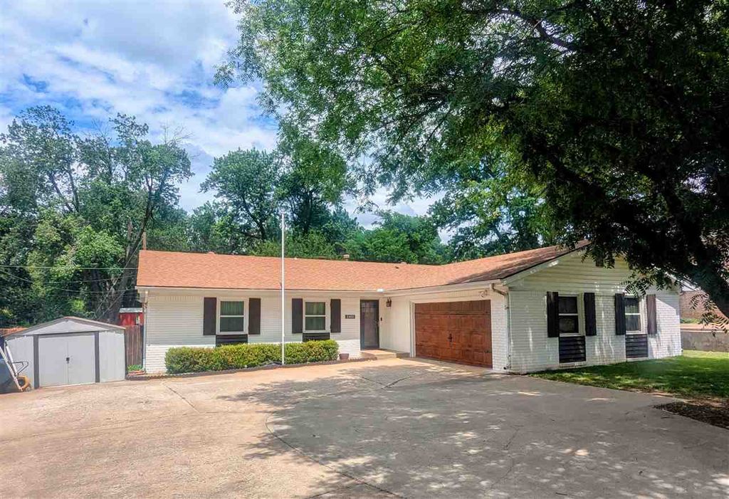Photo of 2405 Juanito Avenue, Ponca City OK, OK 74604 (MLS # 134277)