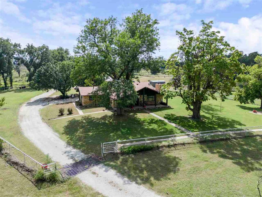 Photo of 251 S 8 Mile Road, Ponca City, OK 74604 (MLS # 134107)