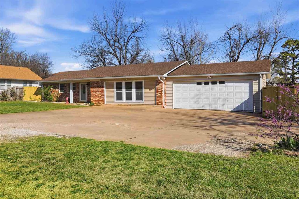 Photo of 617 Locust, Perry, OK 73077 (MLS # 133979)