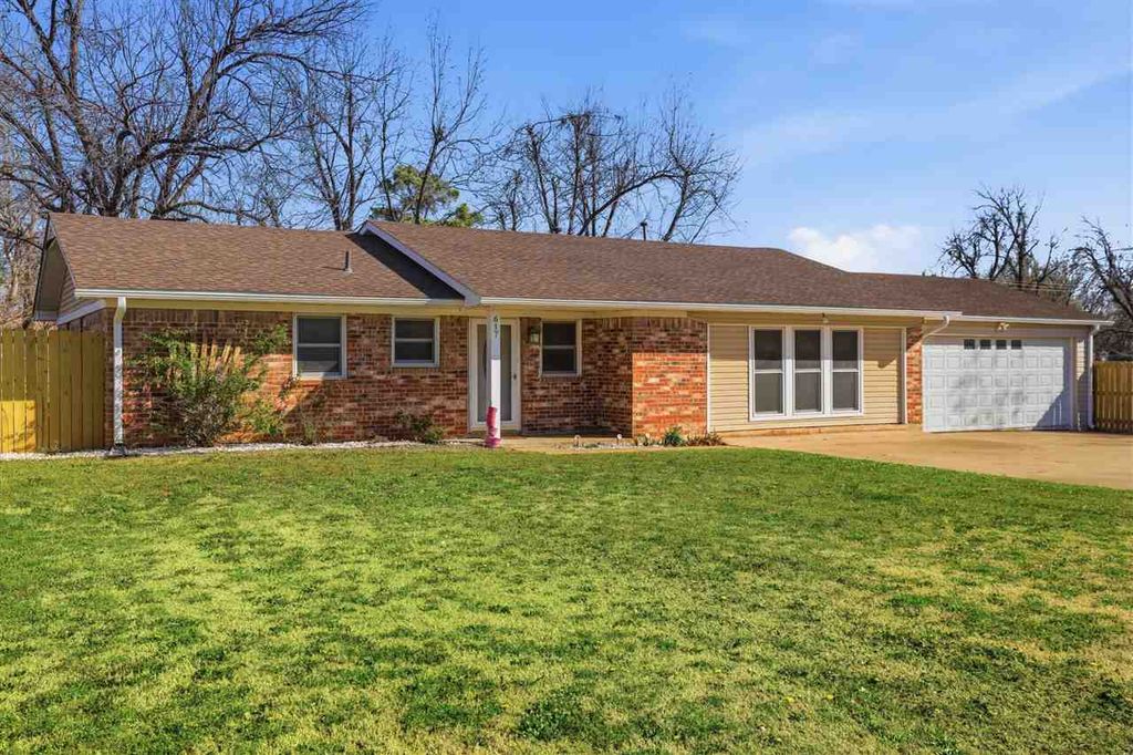 Photo of 617 Locust, Perry, OK 73077 (MLS # 133979)