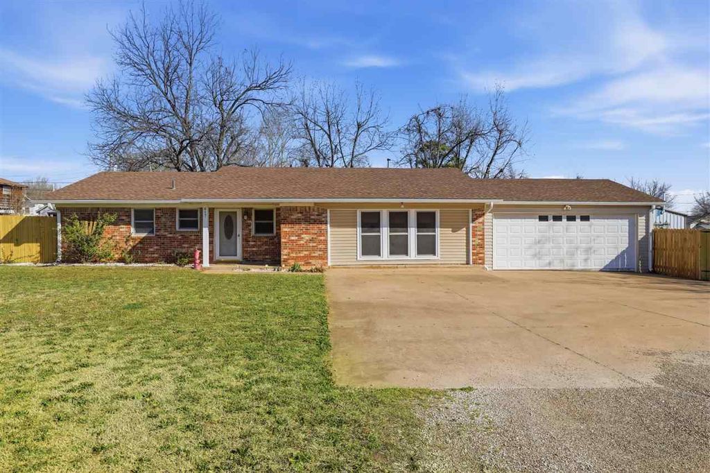 Photo of 617 Locust, Perry, OK 73077 (MLS # 133979)