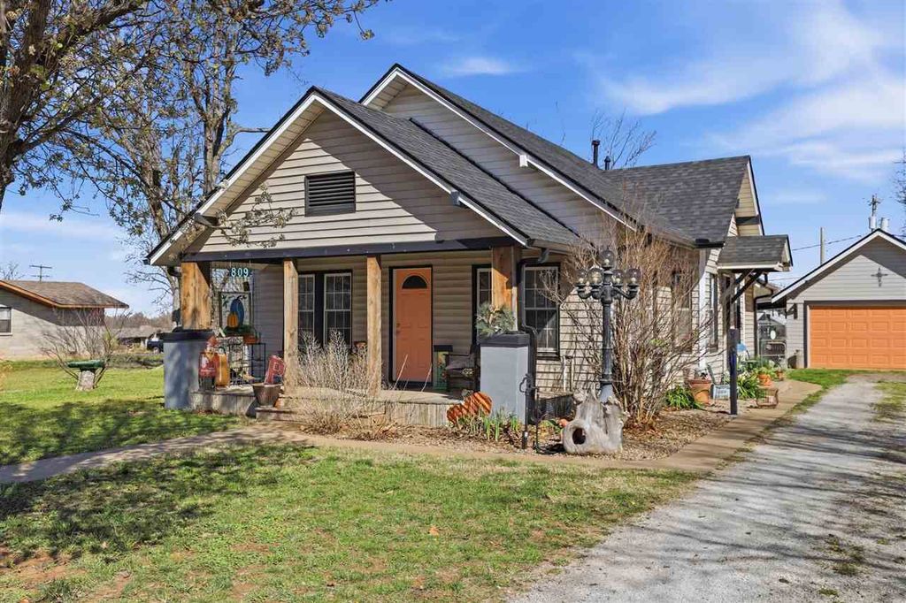 Photo of 809 Locust Street, Perry, OK 73077 (MLS # 133972)