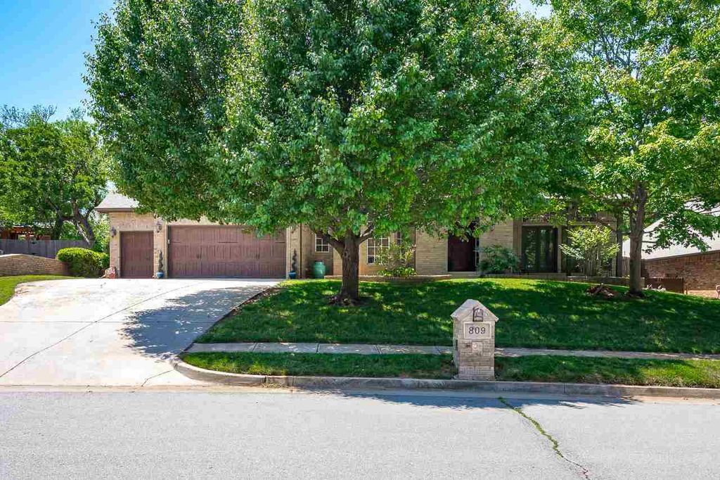 Photo of 809 Fox Run, Edmond, OK 73034 (MLS # 134576)