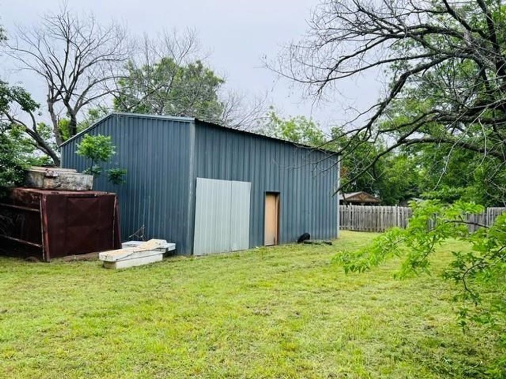 Photo of 1028 E Vine ST, Cushing, OK 74023 (MLS # 134427)