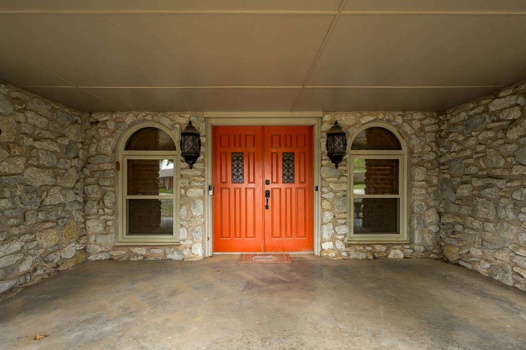 Photo of 1909 Lakeview Drive, Perry, OK 73077 (MLS # 134117)