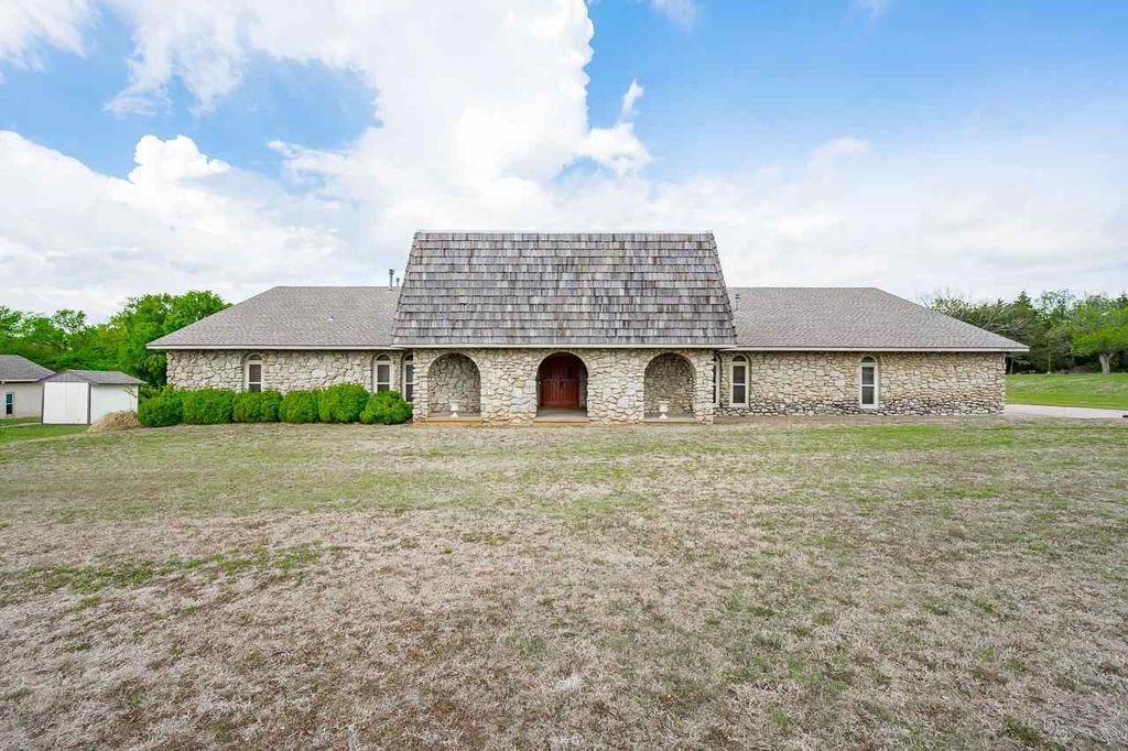 Photo of 1909 Lakeview Drive, Perry, OK 73077 (MLS # 134117)