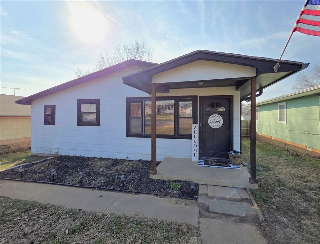 Photo of 512 Ivanhoe, Perry, OK 73077 (MLS # 133729)