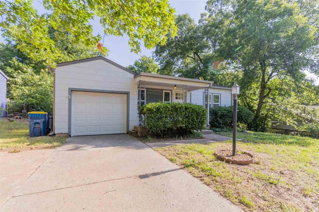 Photo of 824 W Bennet Drive, Stillwater, OK 74075 (MLS # 134562)