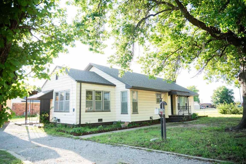 Photo of 1103 N Main Street, Tonkawa, OK 74653 (MLS # 134587)