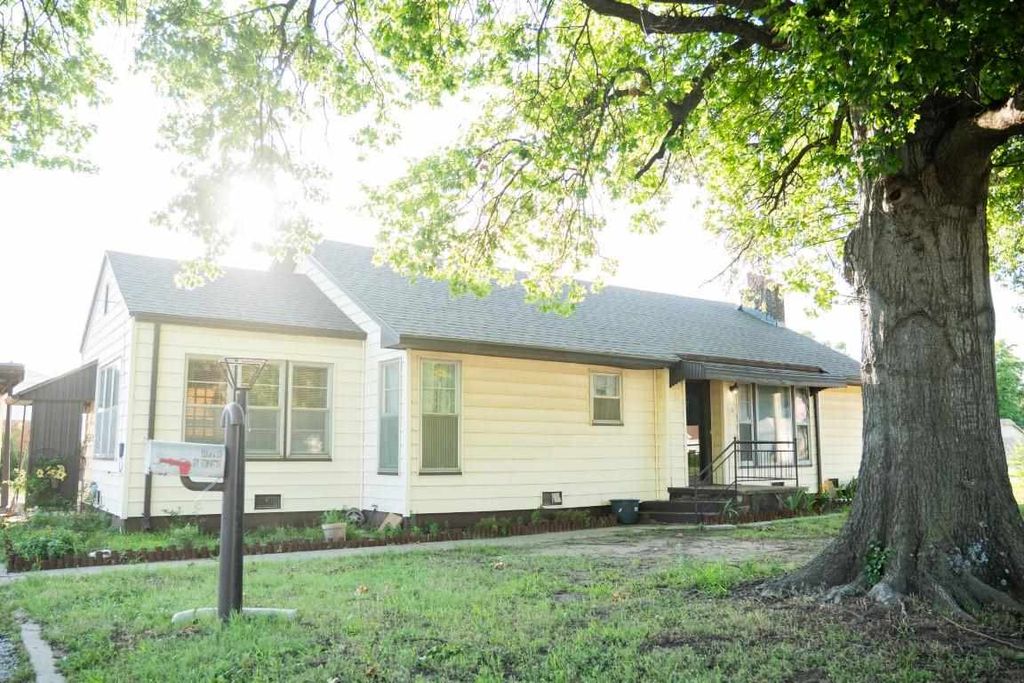 Photo of 1103 N Main Street, Tonkawa, OK 74653 (MLS # 134587)