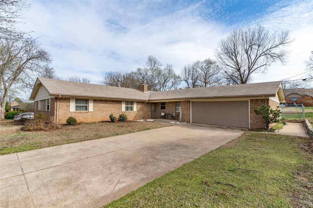 Photo of 509 W Hillcrest Avenue, Stillwater, OK 74075 (MLS # 133960)