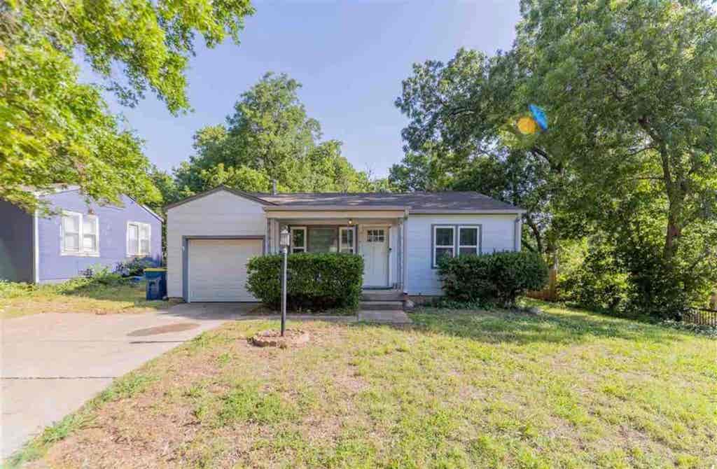 Photo of 824 W Bennett Drive, Stillwater, OK 74075 (MLS # 134742)