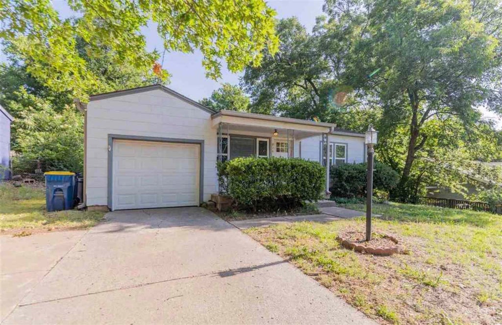 Photo of 824 W Bennett Drive, Stillwater, OK 74075 (MLS # 134742)