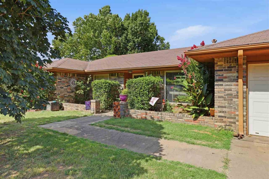 Photo of 910 N Benjamin Street, Stillwater, OK 74075 (MLS # 134832)