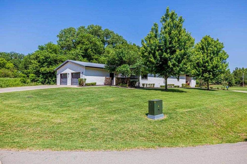 Photo of 916 S Wicklow Street, Stillwater, OK 74824 (MLS # 134364)
