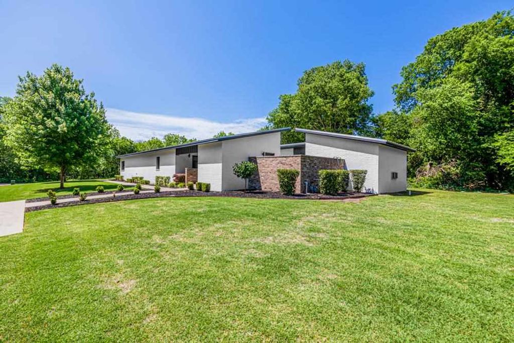 Photo of 916 S Wicklow Street, Stillwater, OK 74824 (MLS # 134364)