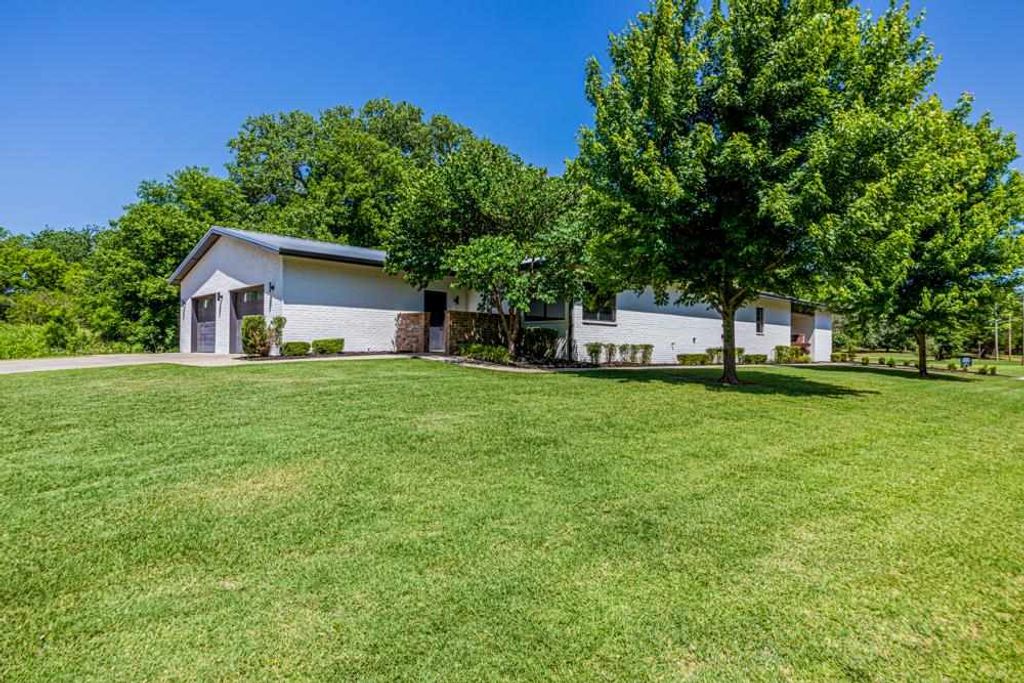 Photo of 916 S Wicklow Street, Stillwater, OK 74824 (MLS # 134364)