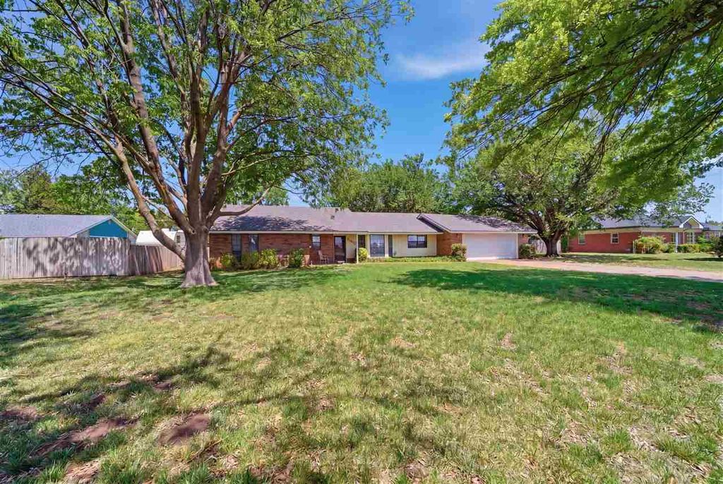 Photo of 5202 W Rupe Avenue, Enid, OK 73703 (MLS # 134202)