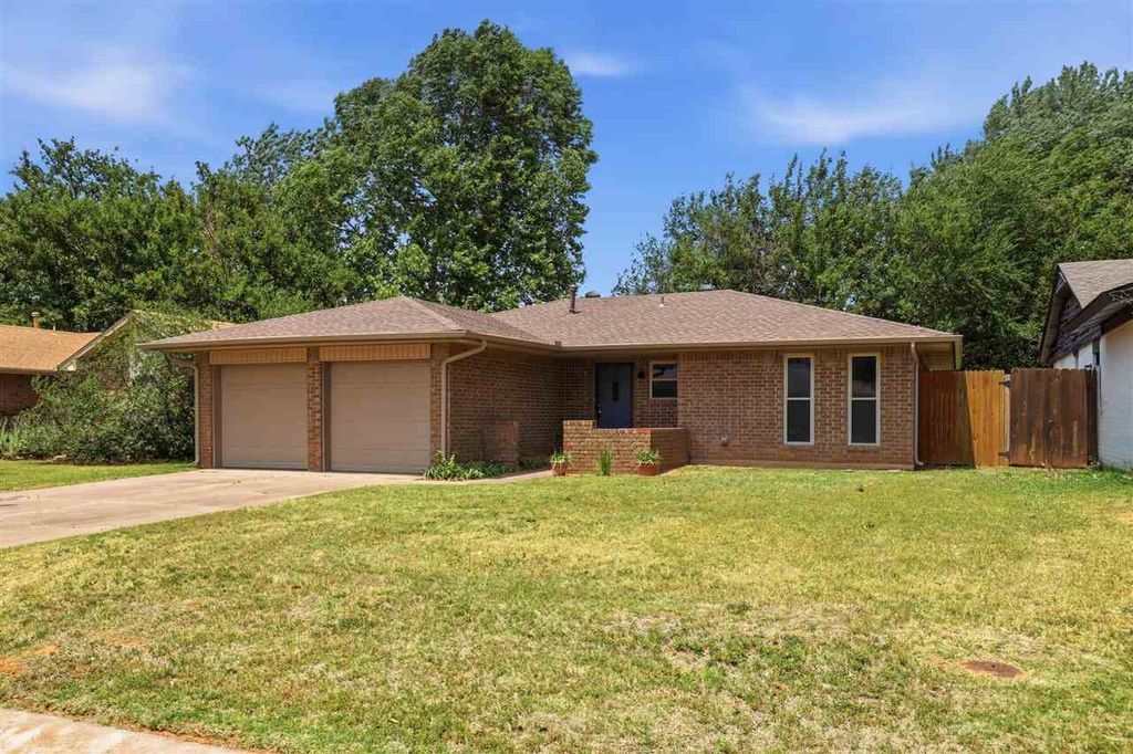 Photo of 405 Meadow Lake, Edmond, OK 73003 (MLS # 134371)