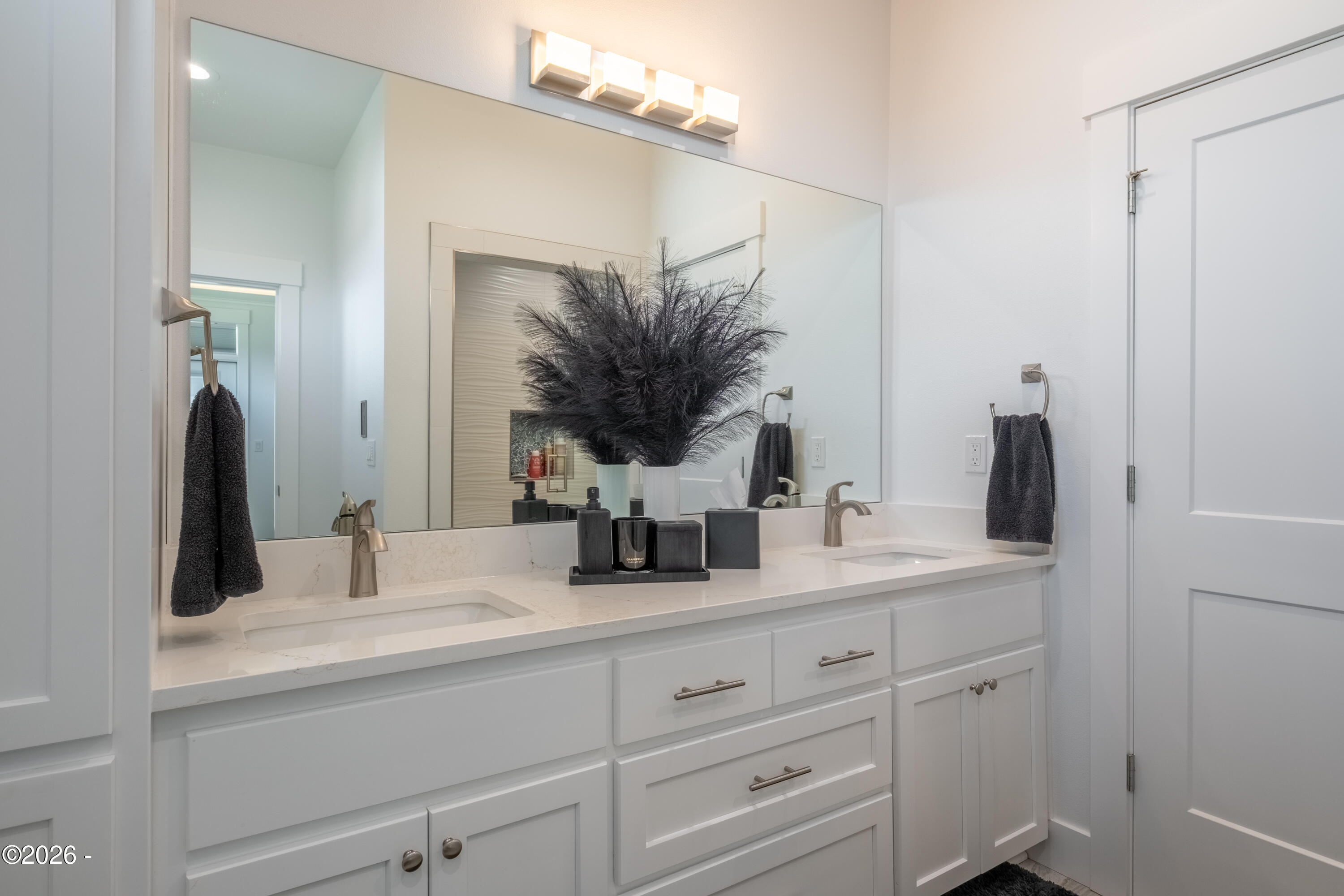 Luxury that inspires in the coveted Roads End neighborhood, where thou – image 19