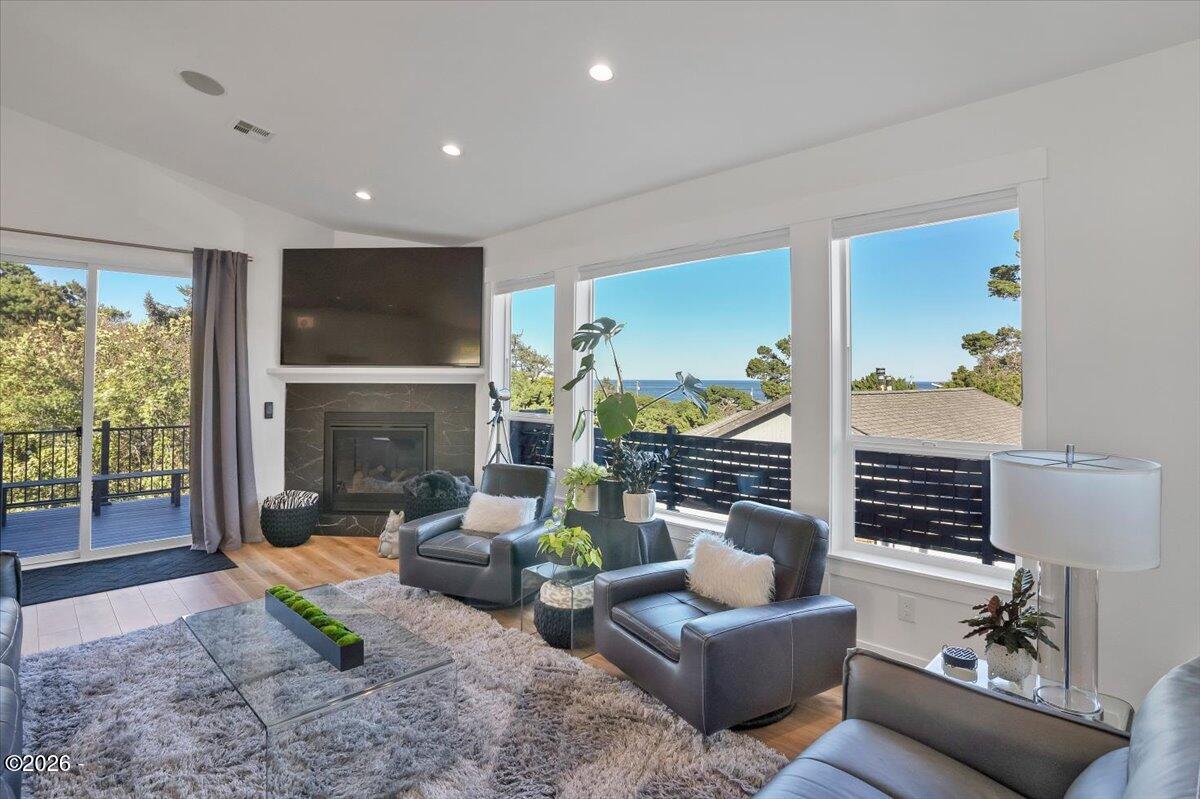 Luxury that inspires in the coveted Roads End neighborhood, where thou – image 16