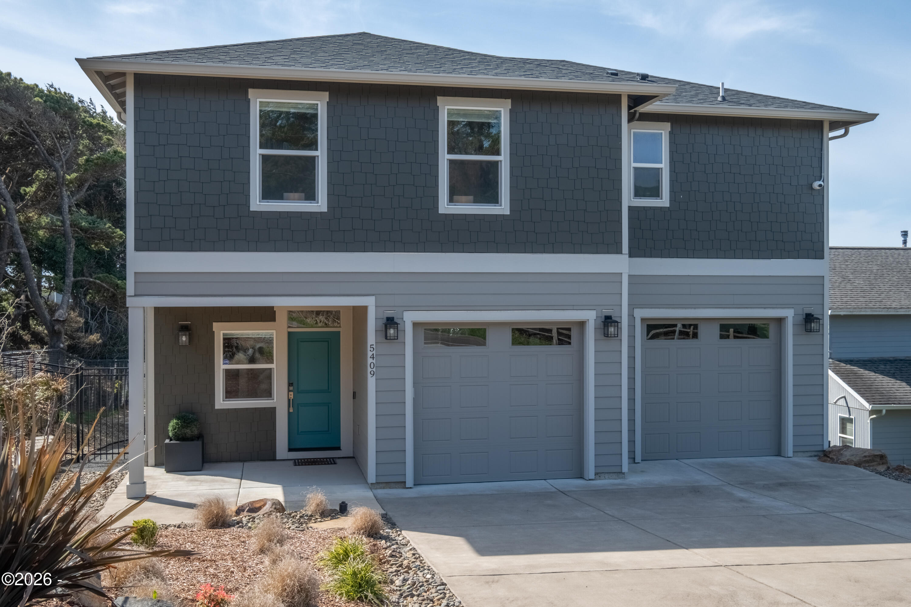 Luxury that inspires in the coveted Roads End neighborhood, where thou – image 1
