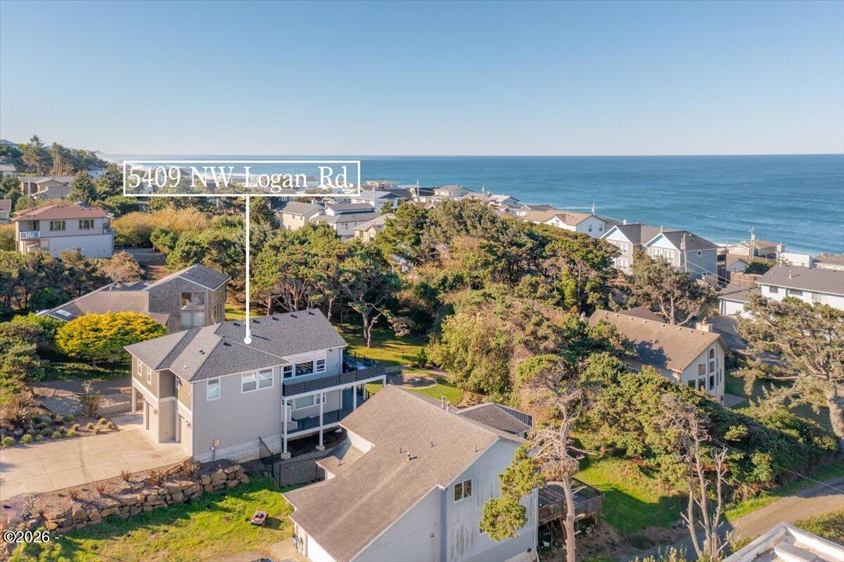 Luxury that inspires in the coveted Roads End neighborhood, where thou – image 40