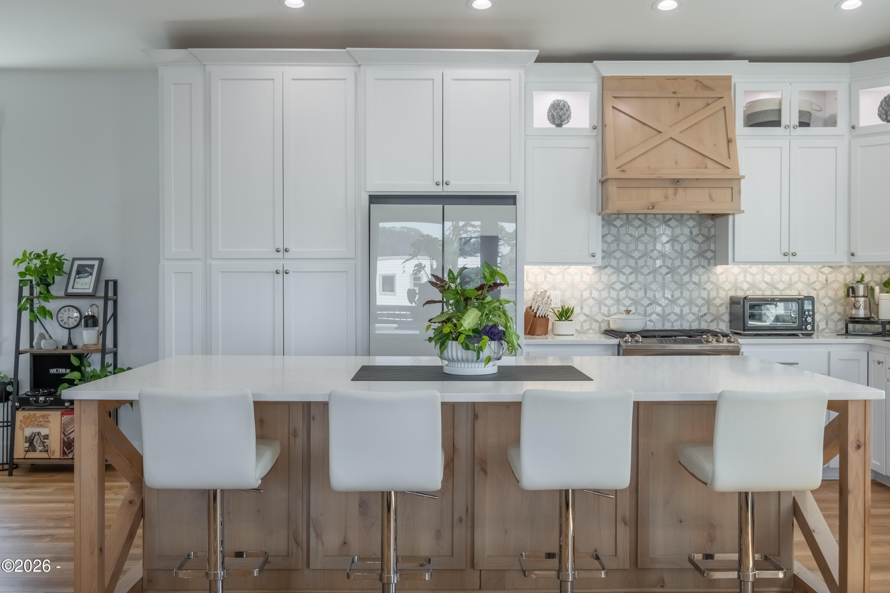 Luxury that inspires in the coveted Roads End neighborhood, where thou – image 8