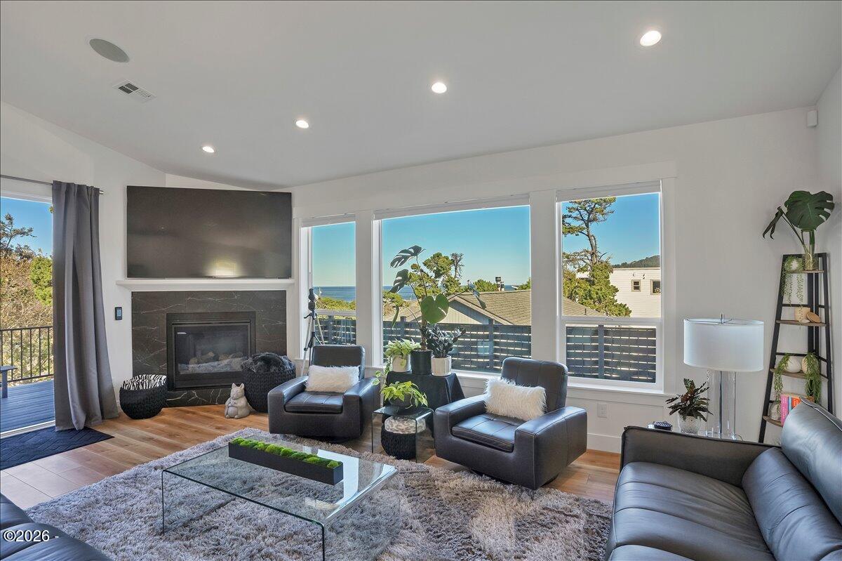 Luxury that inspires in the coveted Roads End neighborhood, where thou – image 13