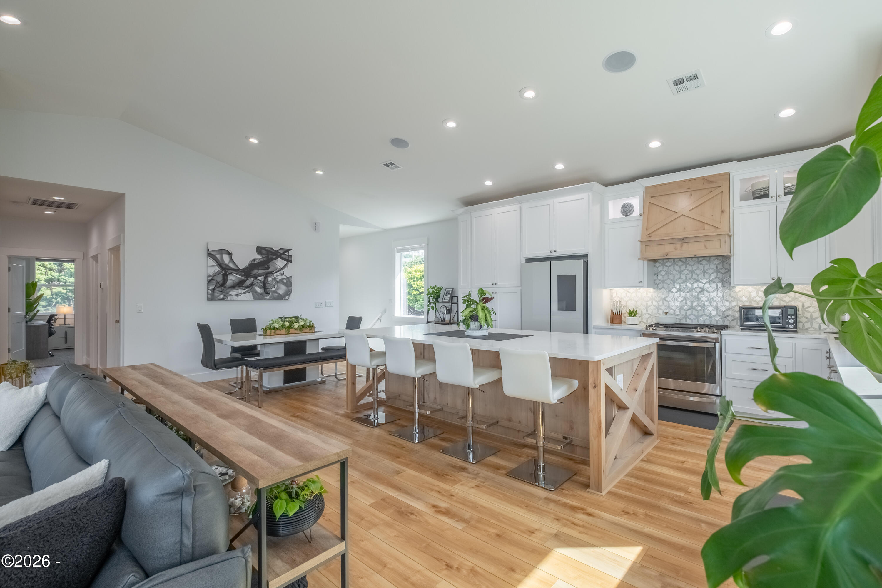 Luxury that inspires in the coveted Roads End neighborhood, where thou – image 12
