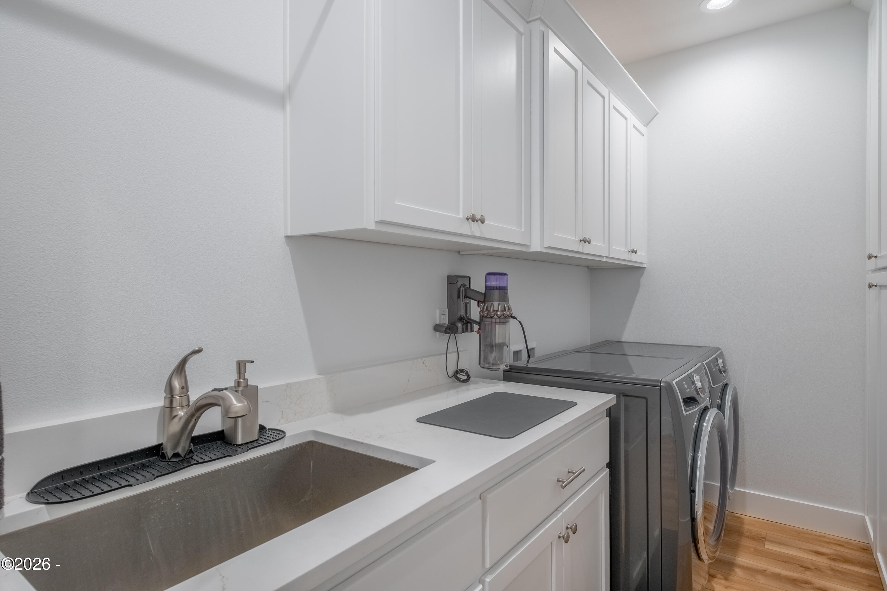 Luxury that inspires in the coveted Roads End neighborhood, where thou – image 23
