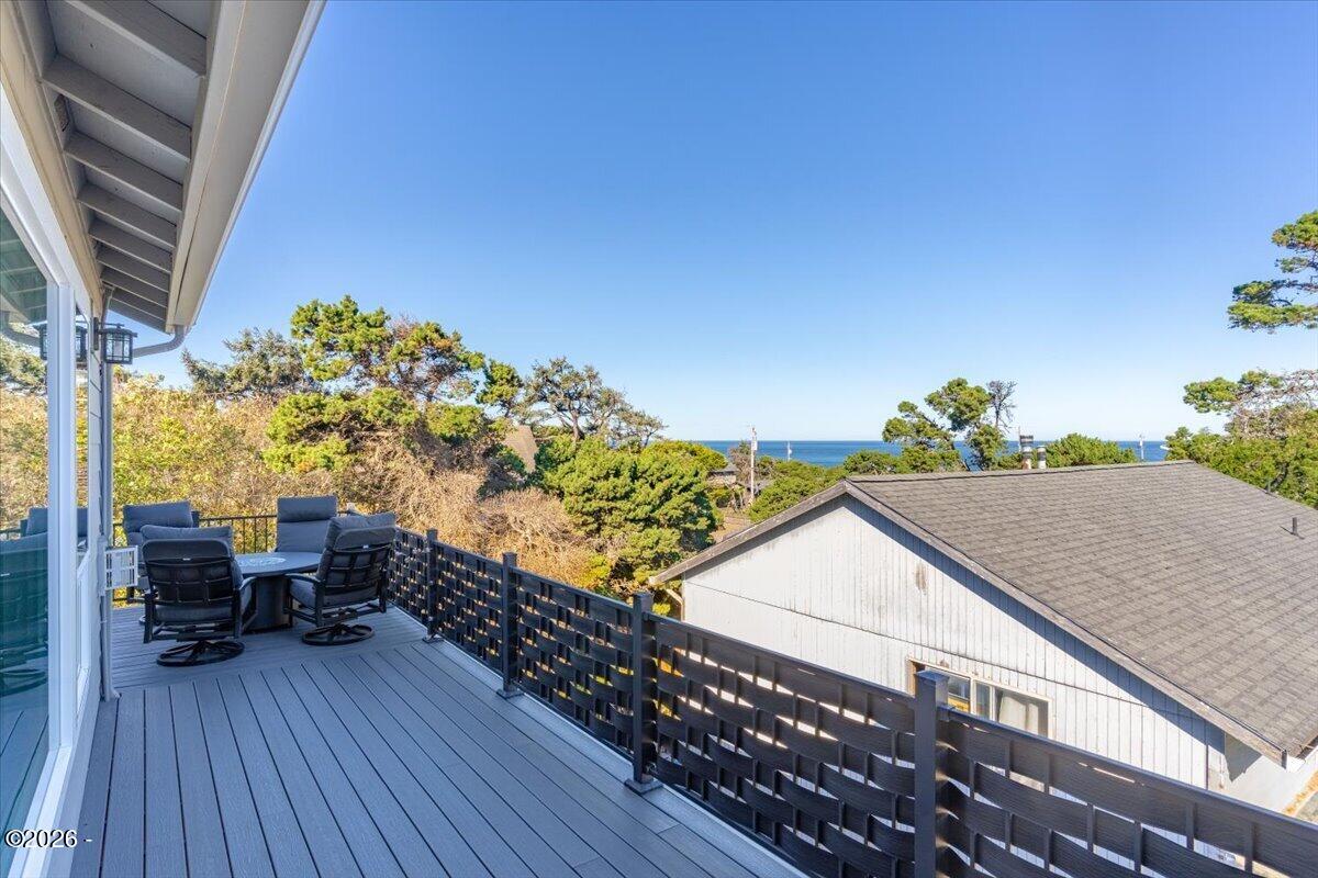 Luxury that inspires in the coveted Roads End neighborhood, where thou – image 35