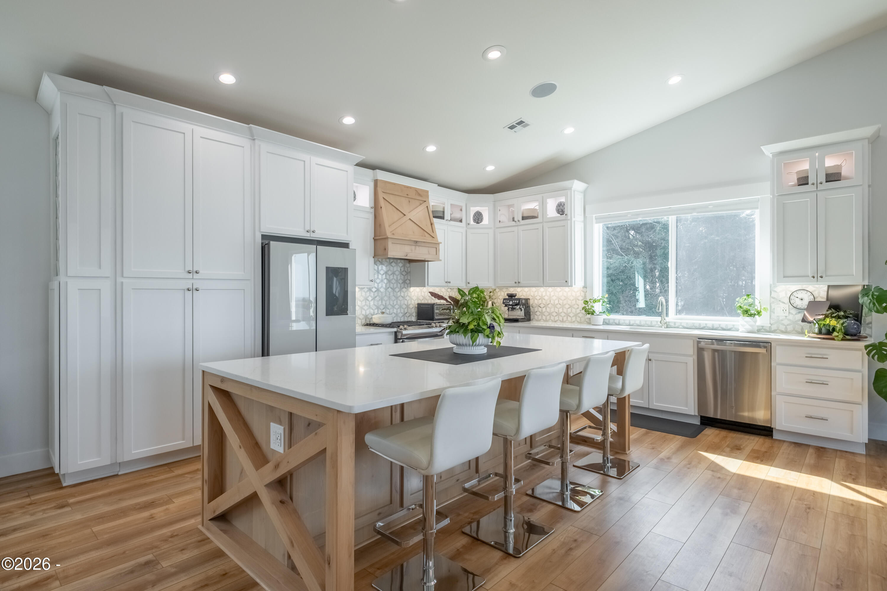 Luxury that inspires in the coveted Roads End neighborhood, where thou – image 9