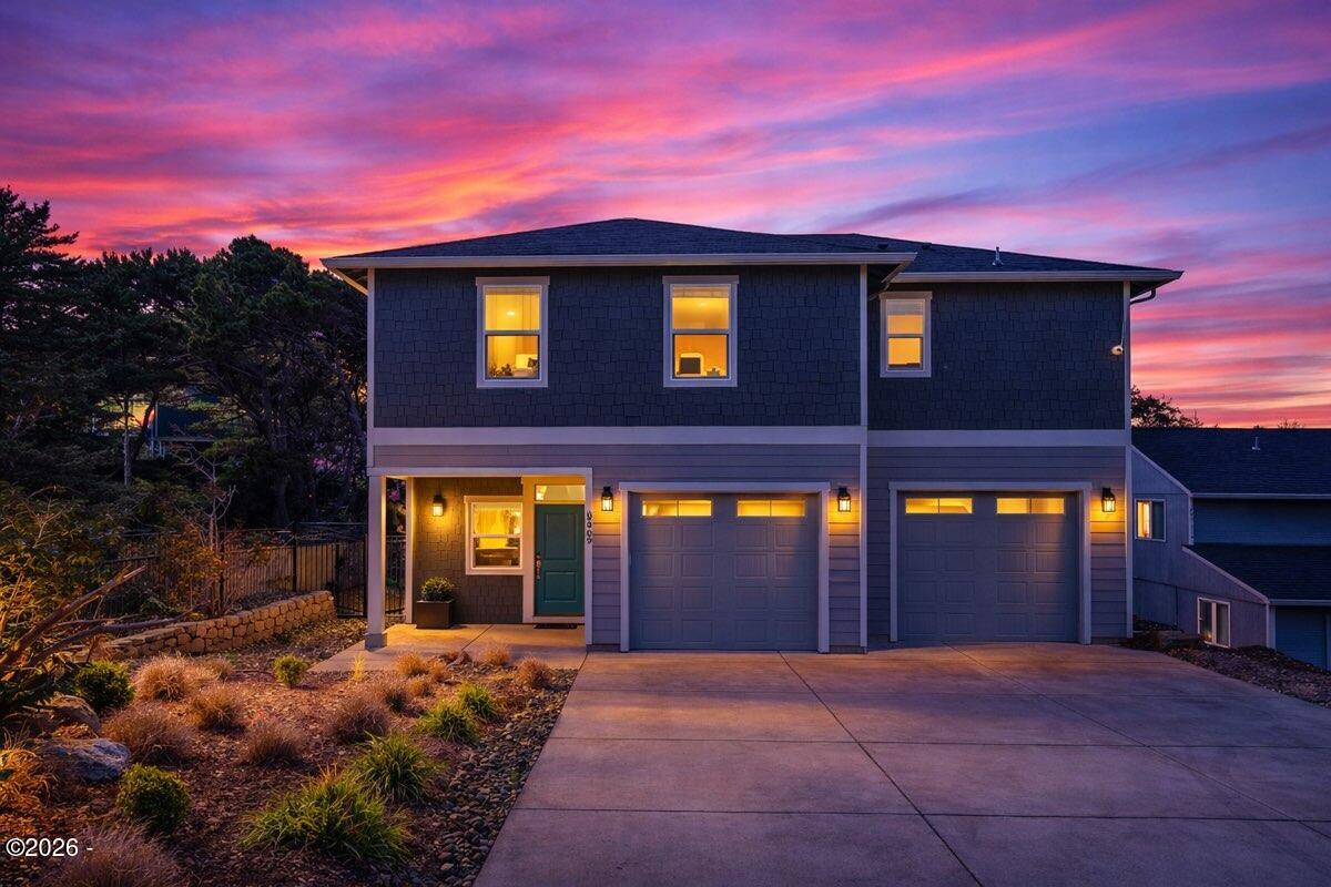 Luxury that inspires in the coveted Roads End neighborhood, where thou – image 38